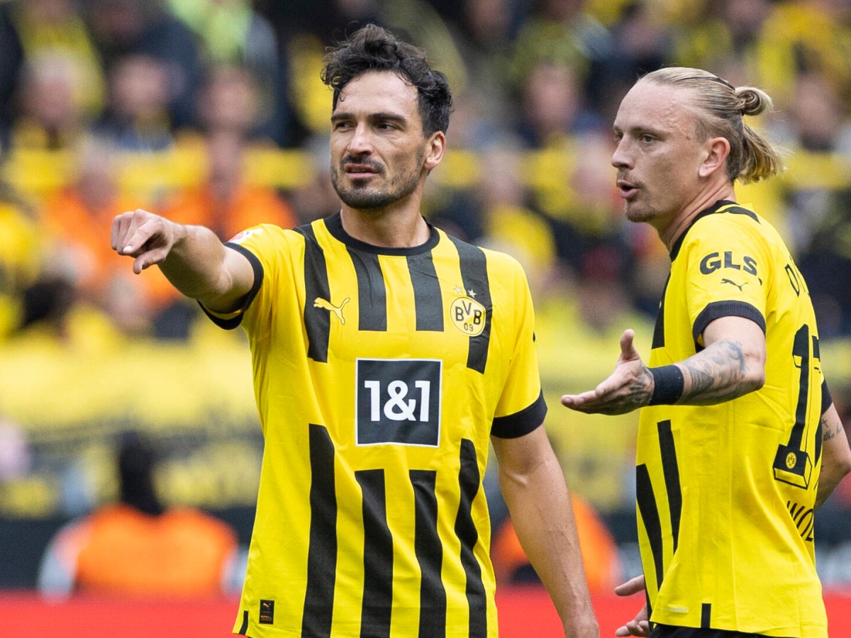 Borussia Dortmunds Abwehrduo Mats Hummels und Marius Wolf im Gespräch.