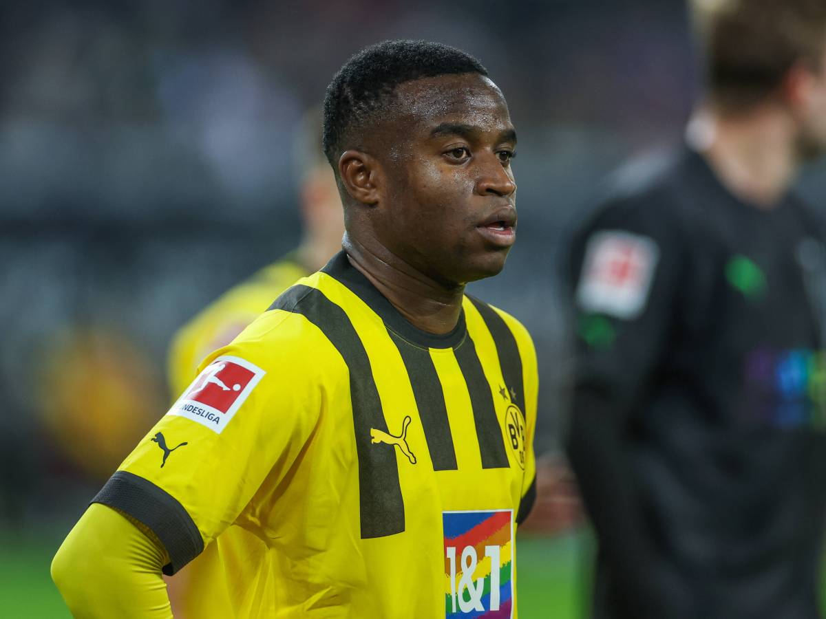 Youssoufa Moukoko, Stürmer von Borussia Dortmund, schaut erschrocken.
