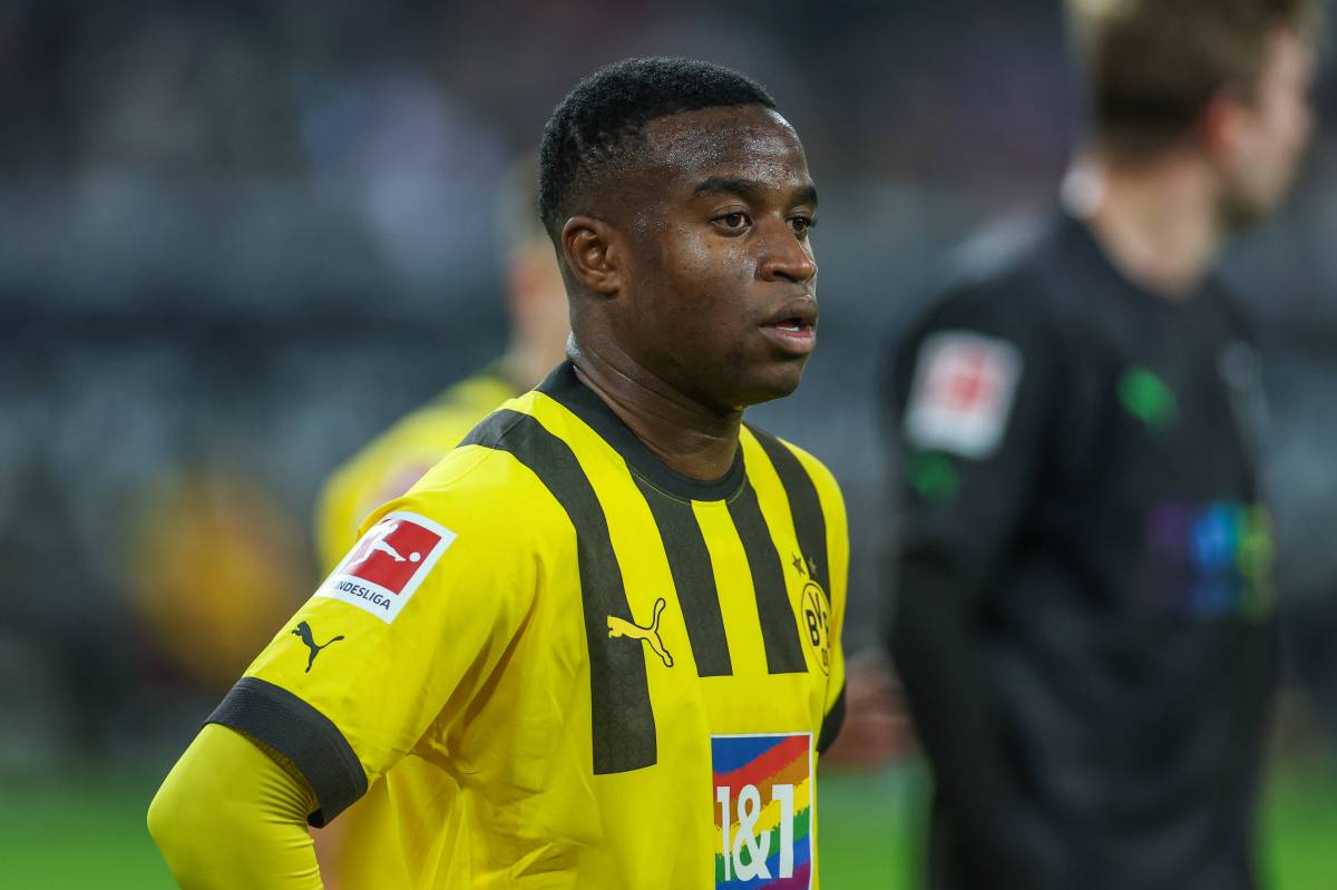Youssoufa Moukoko, Stürmer von Borussia Dortmund, schaut erschrocken.