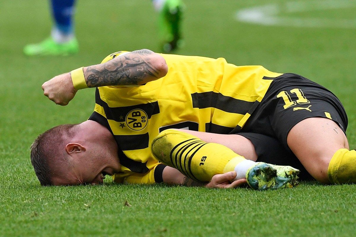 Marco Reus liegt verletzt und schmerzverzerrt am Boden.
