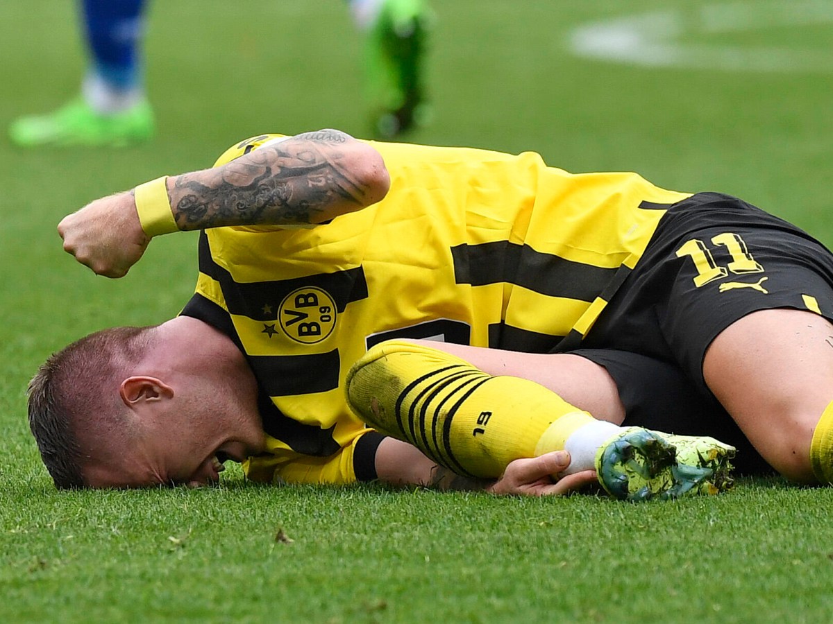 Marco Reus liegt verletzt und schmerzverzerrt am Boden.