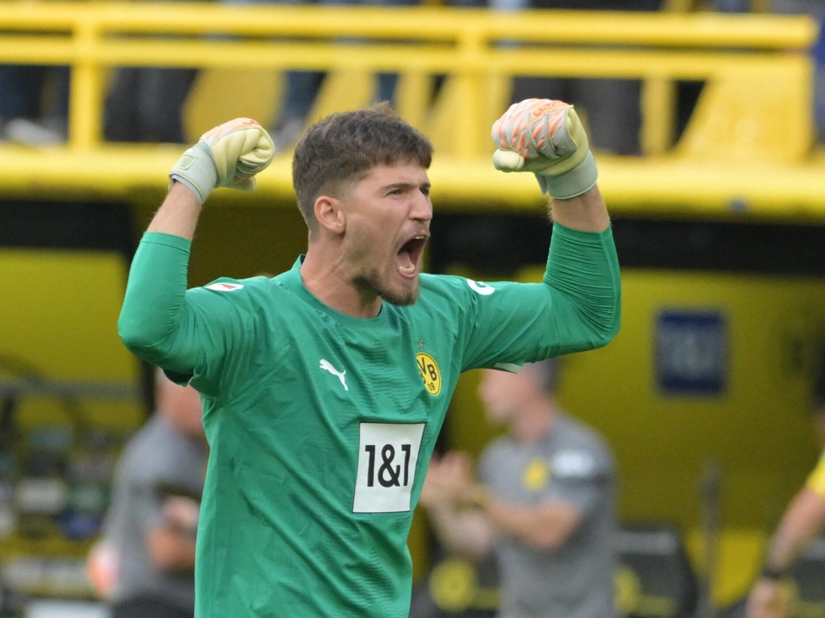 Gregor Kobel jubelt nach einem Sieg von Borussia Dortmund.
