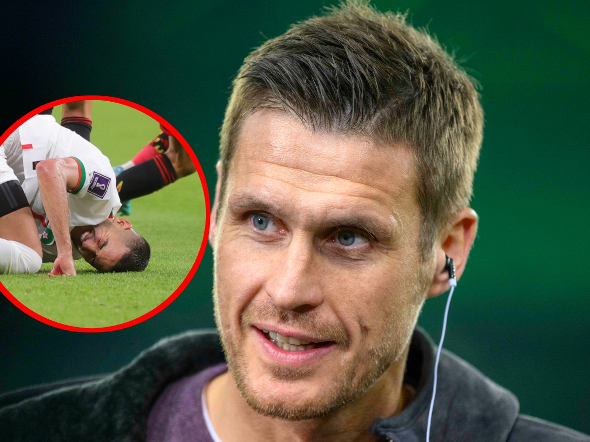 Borussia Dortmunds Sportdirektor Sebastian Kehl schaut auf Hakim Ziyech.