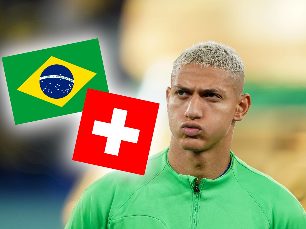 Richarlison schaut auf die Flaggen von Brasilien und Schweiz.