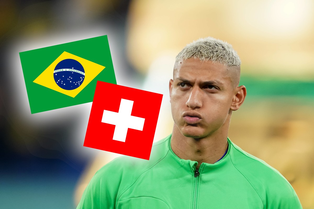 Richarlison schaut auf die Flaggen von Brasilien und Schweiz.