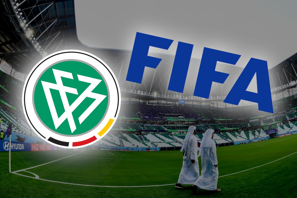 Die Logos von DFB und Fifa vor einem Stadion der WM 2022.