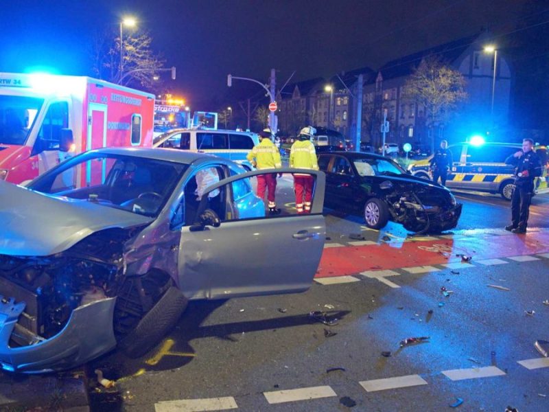 Dortmund Crash auf Kreuzung in Huckarde Polizei Feuerwehr Autos mit Totalschaden