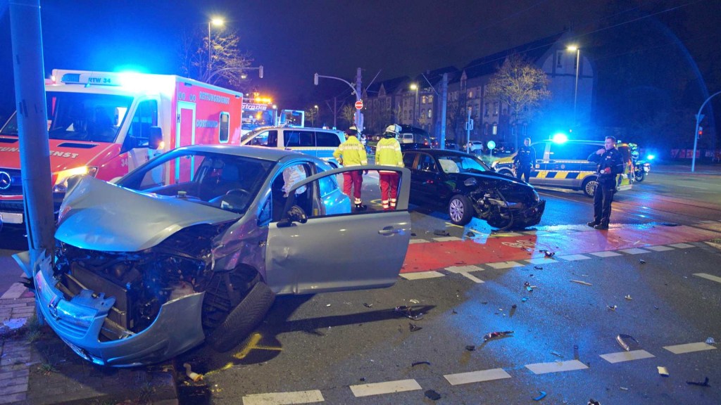Dortmund Crash auf Kreuzung in Huckarde Polizei Feuerwehr Autos mit Totalschaden
