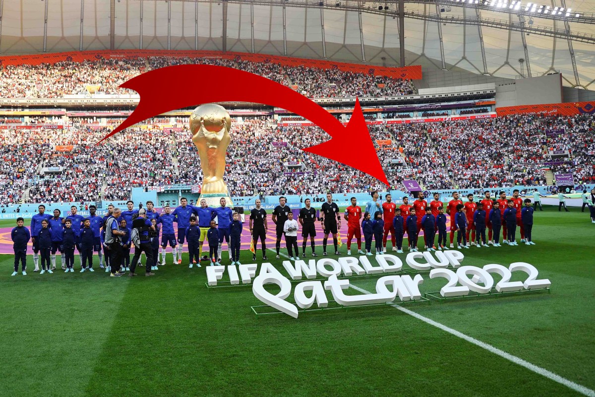 Die Spieler stellen sich vor England – Iran bei der WM 2022 für die Hymnen auf.