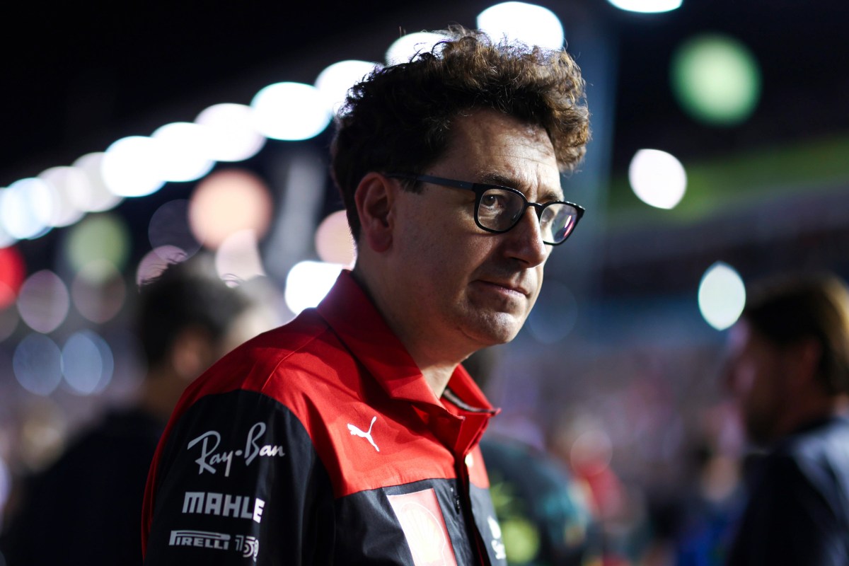 Ferrari-Teamchef Mattia Binotto schaut bedrückt.