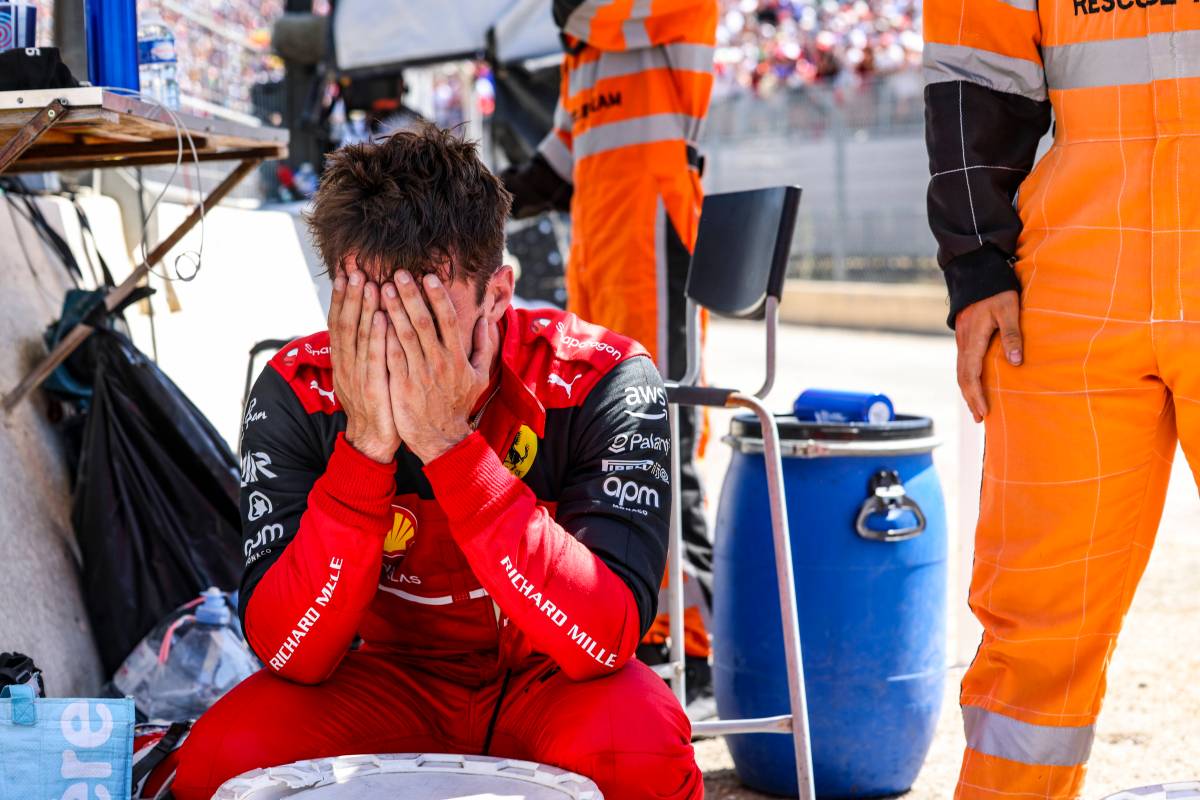 Ferrari-Pilot Charles Leclerc schlägt in der Formel 1 die Hände vors Gesicht.