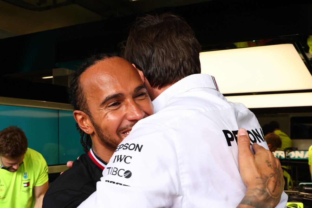 Lewis Hamilton und Toto Wolff umarmen sich nach einem gewonnenen Rennen in der Formel 1.