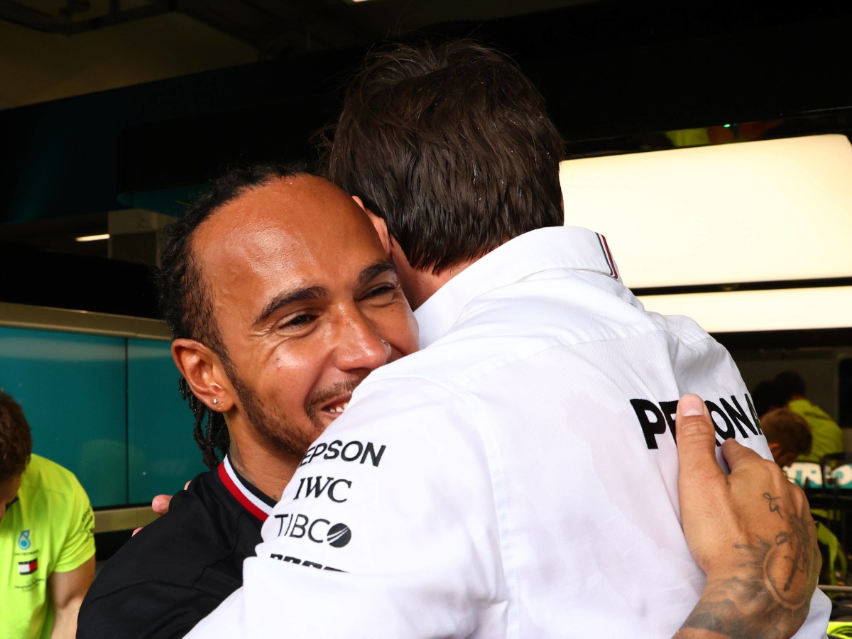 Lewis Hamilton und Toto Wolff umarmen sich nach einem gewonnenen Rennen in der Formel 1.
