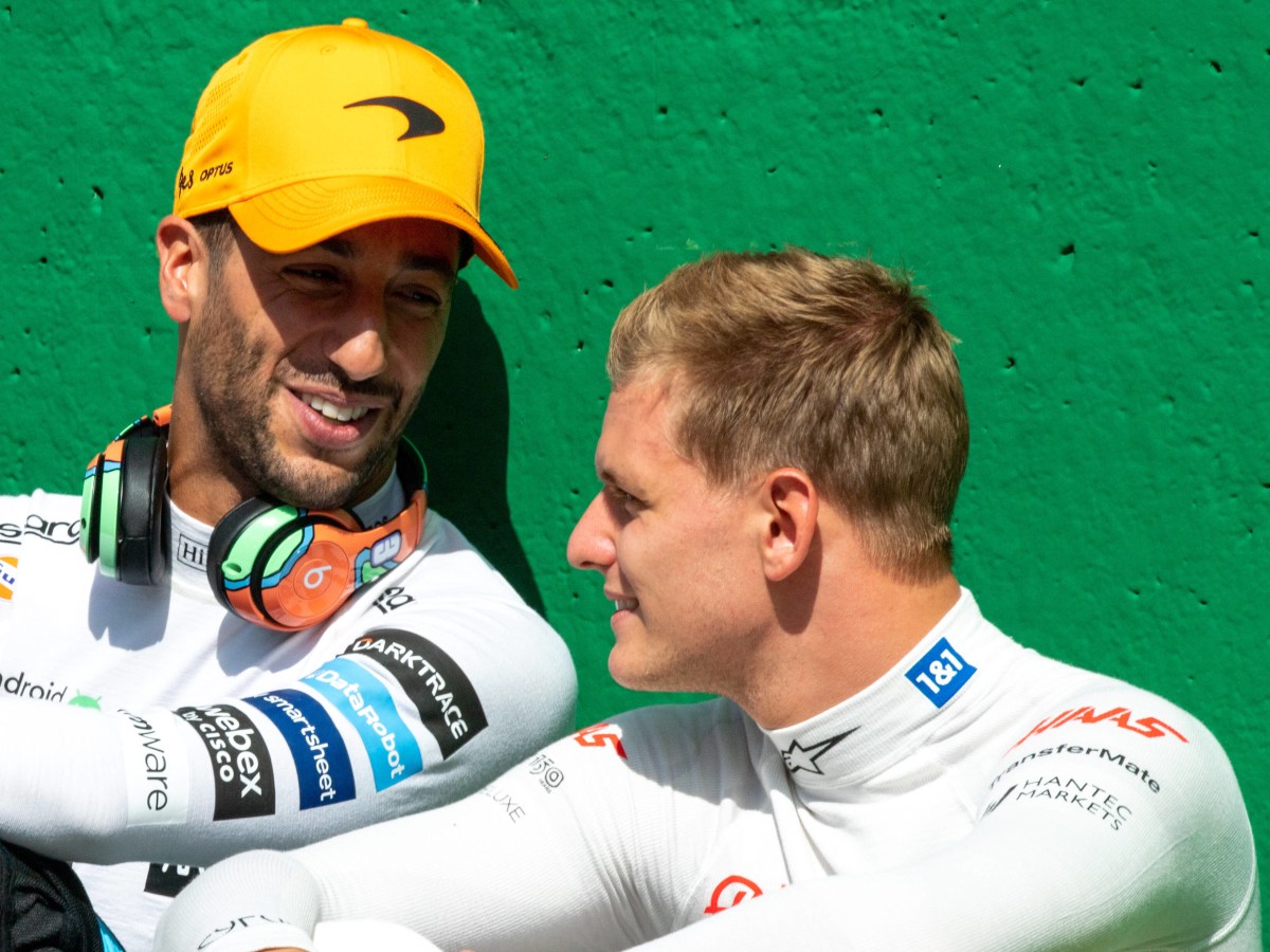 Vor einem Rennen in der Formel 1 spricht Daniel Ricciardo mit Mick Schumacher.