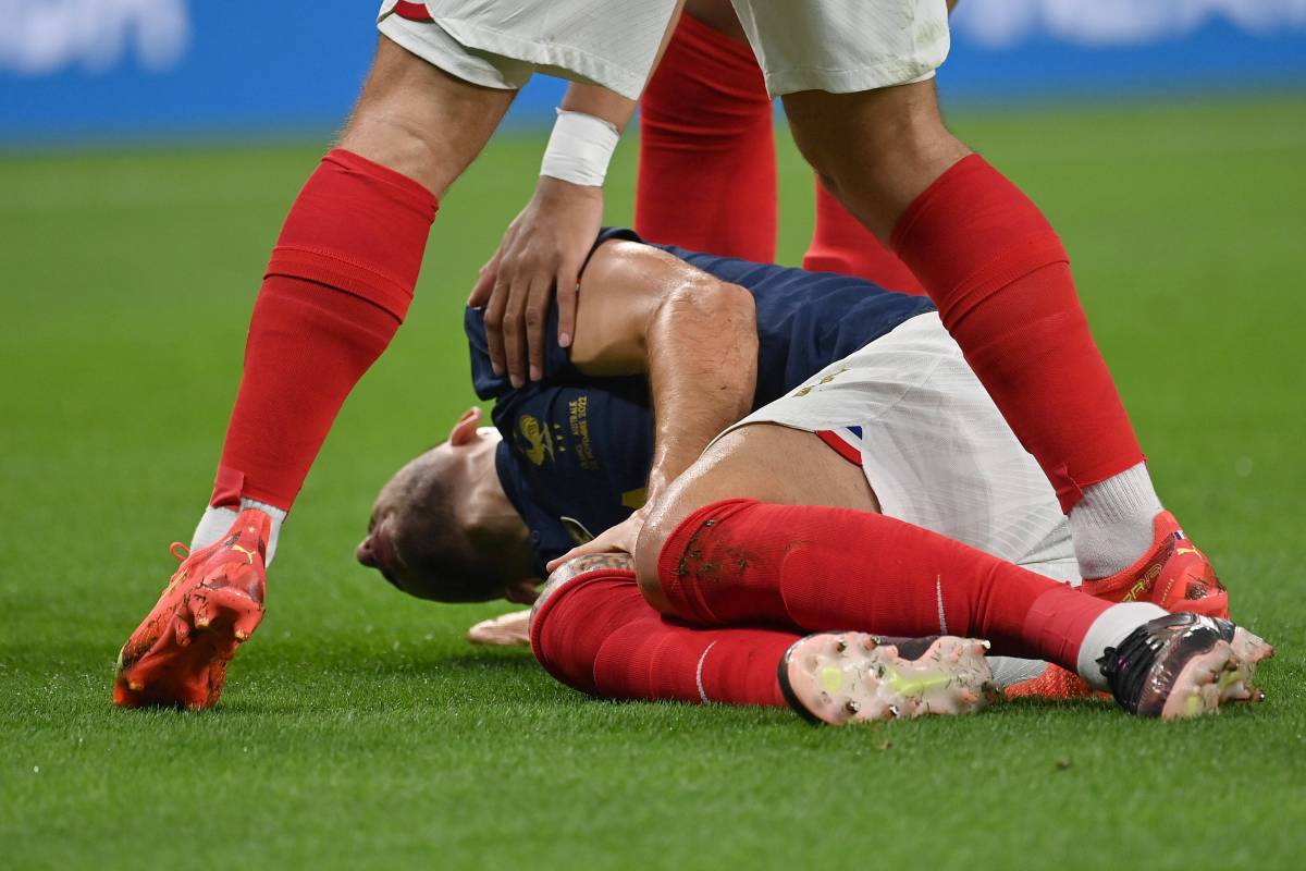 Lucas Hernandez liegt schmerzverzerrt am Boden.