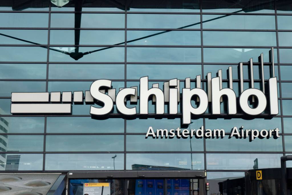 Das Logo des Flughafens in Amsterdam auf einer Glasfassade