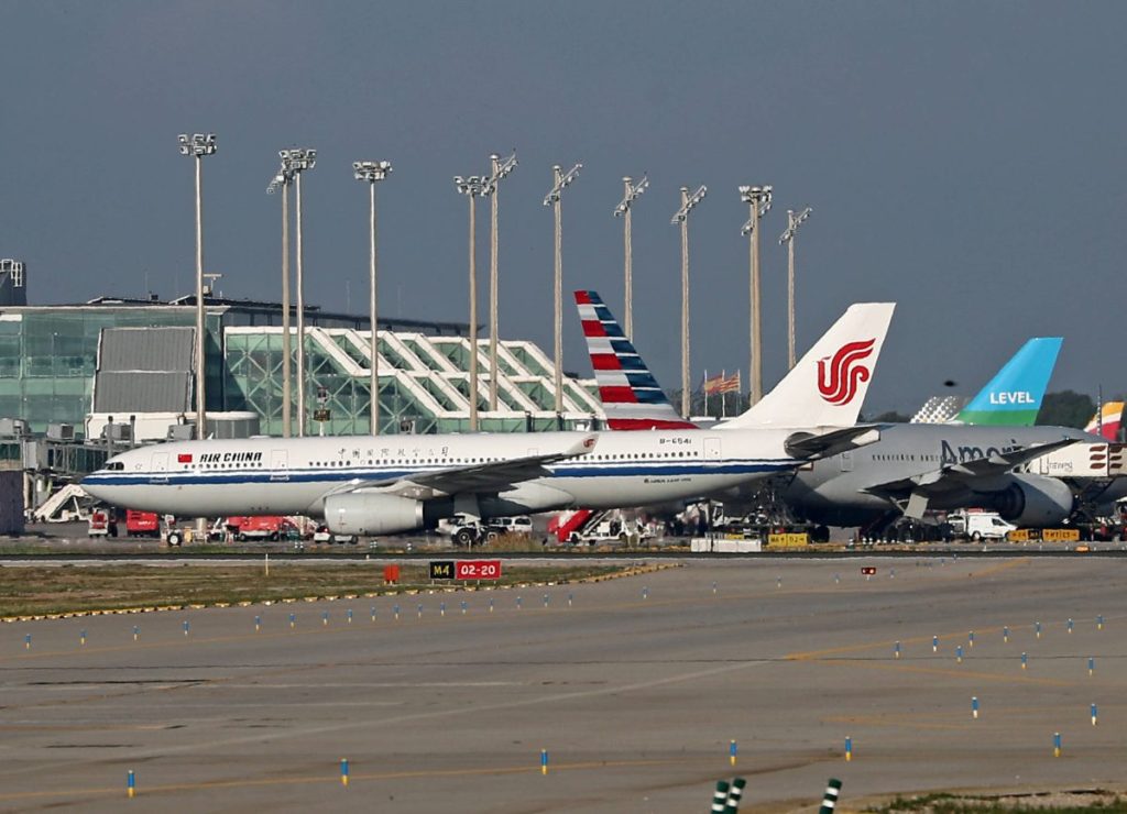 Mehrere Flugzeuge am Flughafen Barcelona.