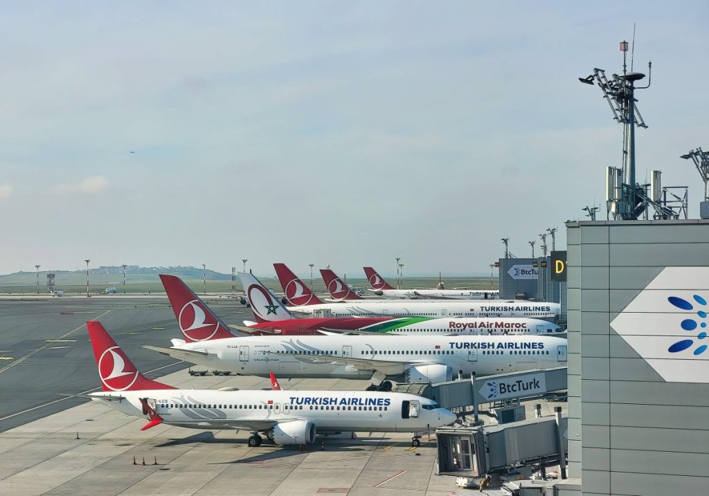 Mehrere Maschinen von Turkish Airlines am Flughafen in Istanbul.