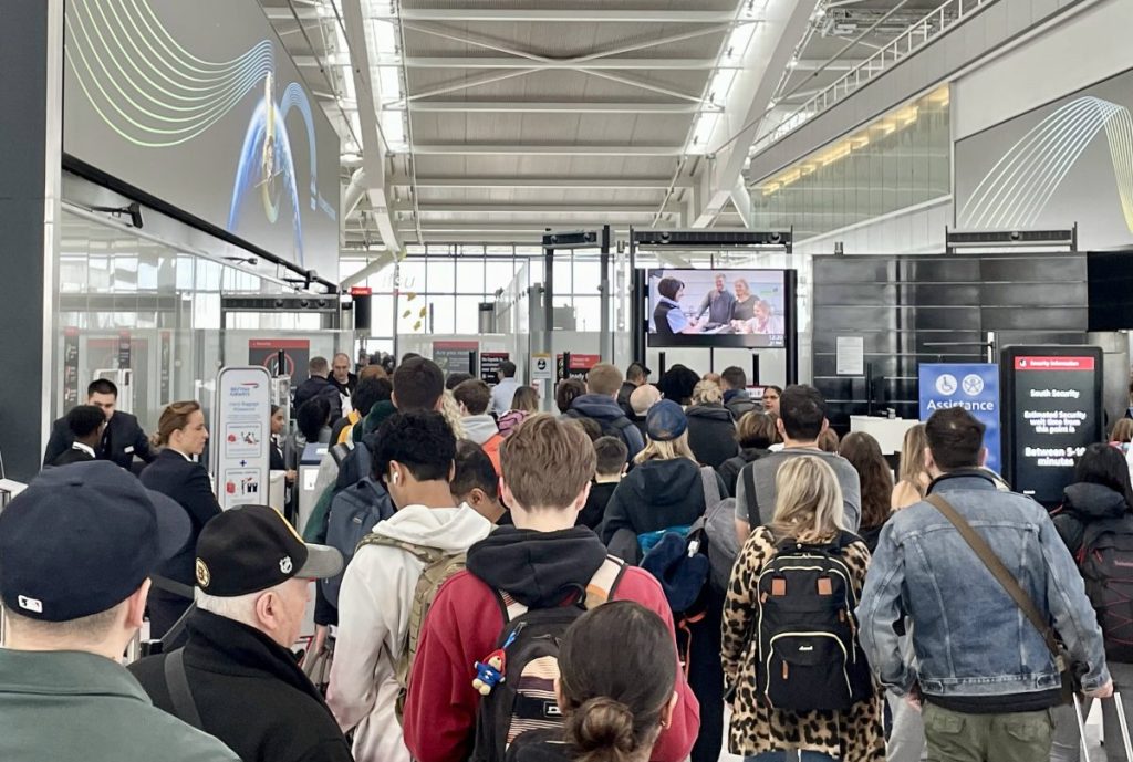 Viele Passagiere warten am Flughafen London Heathrow auf die Sicherheitskontrolle.