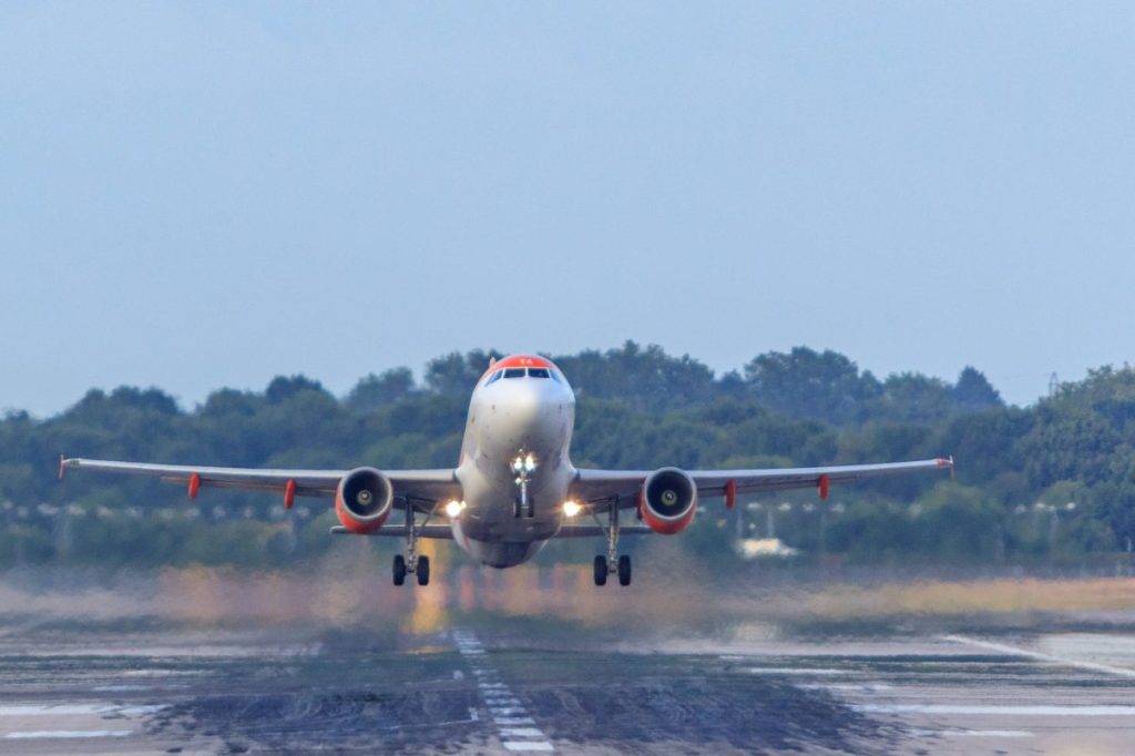 Ein Flugzeug hebt von der Startbahn vom Gatwick Airport ab.