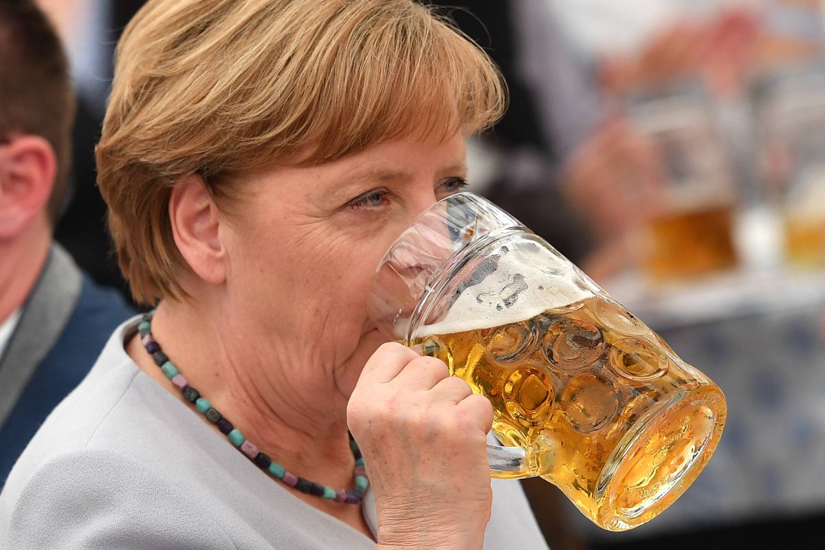Merkel in Kiew mit Nazi-Bier verhöhnt: &amp;quot;Geschmacklos&amp;quot; - DerWesten.de