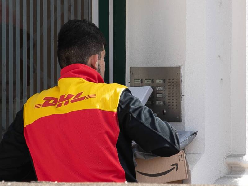 DHL-Bote packt aus: Darum klingeln Zusteller oft nicht an deiner Tür