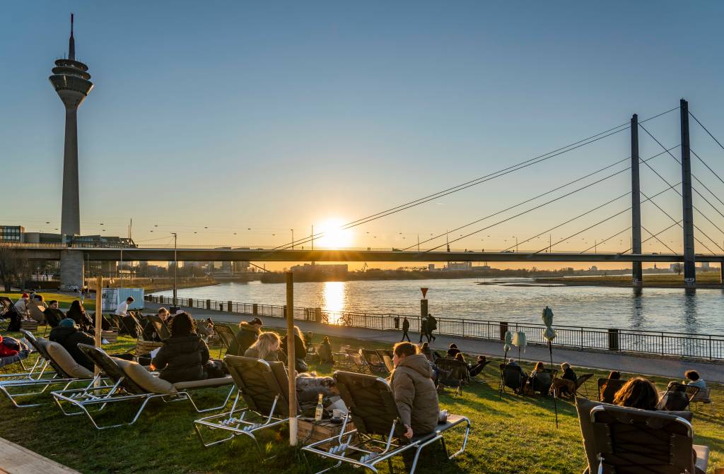 Hochzeit in NRW: Die Rheinwiesen an der Rheinpromenade bei Sonnenuntergang.