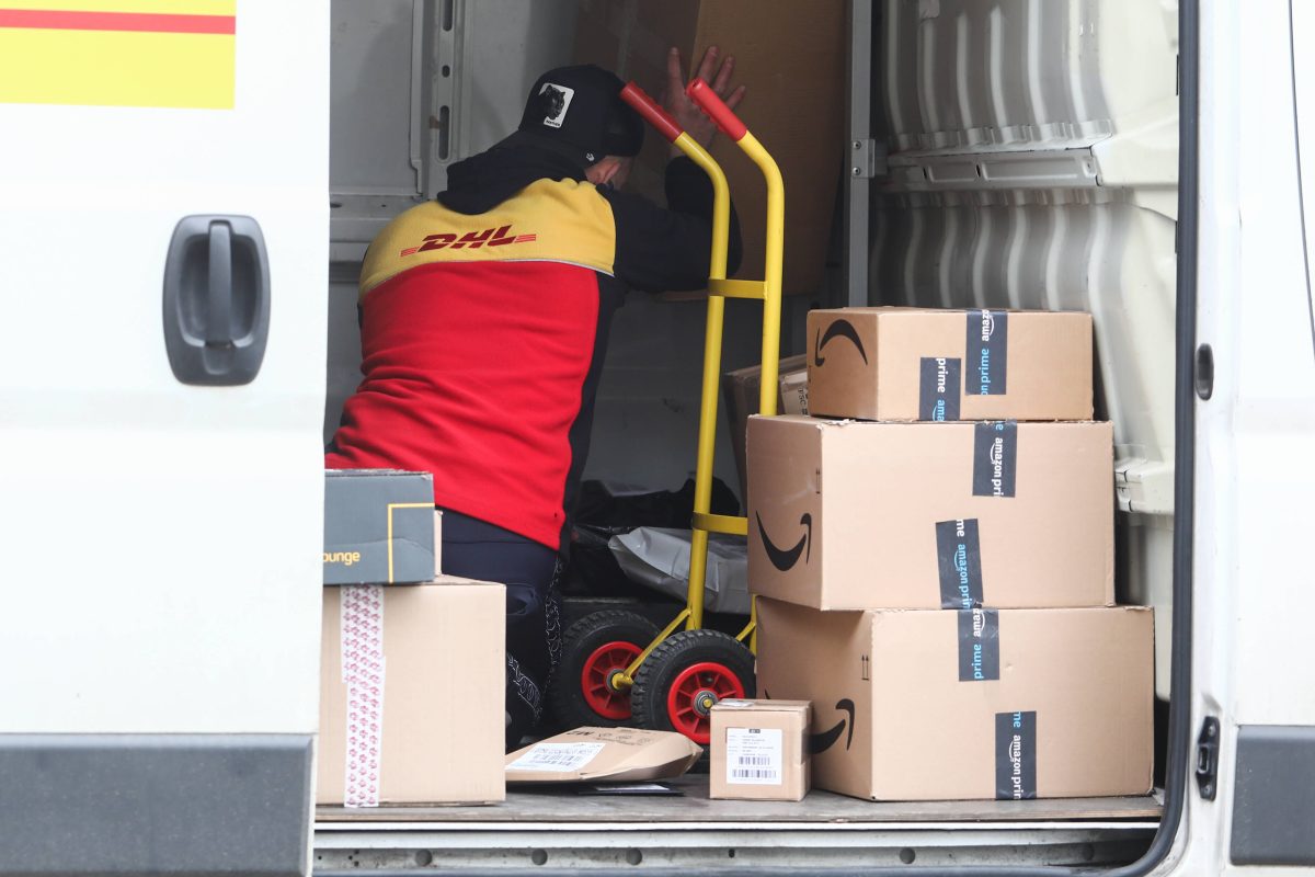 DHL-Kurier hat Amazon-Pakete im Lieferwagen