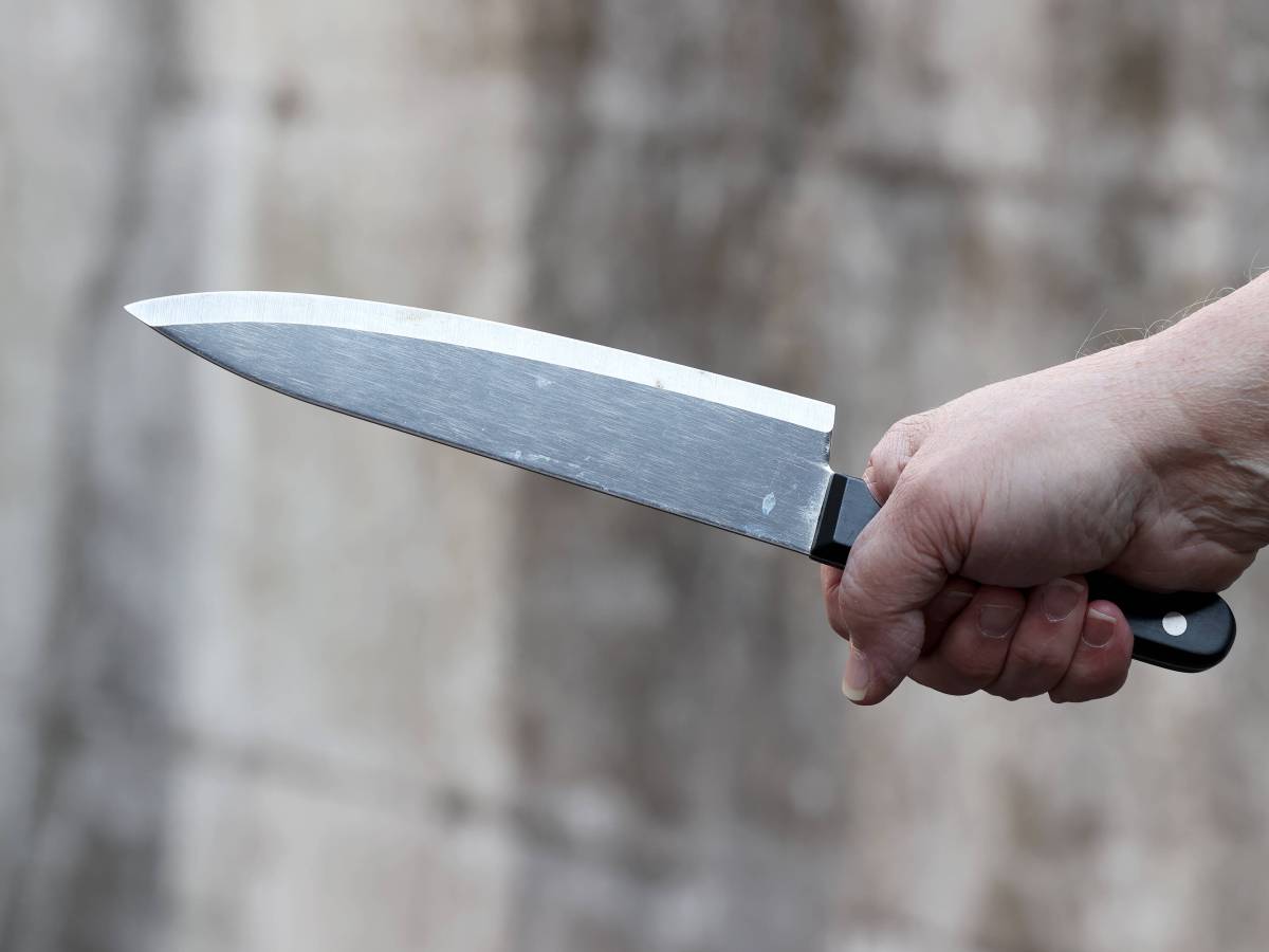 NRW: Eine Person zückt ein Messer