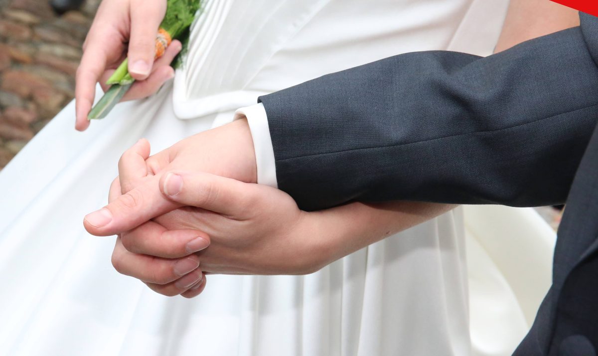 Hochzeit Brautpaar hält Händchen
