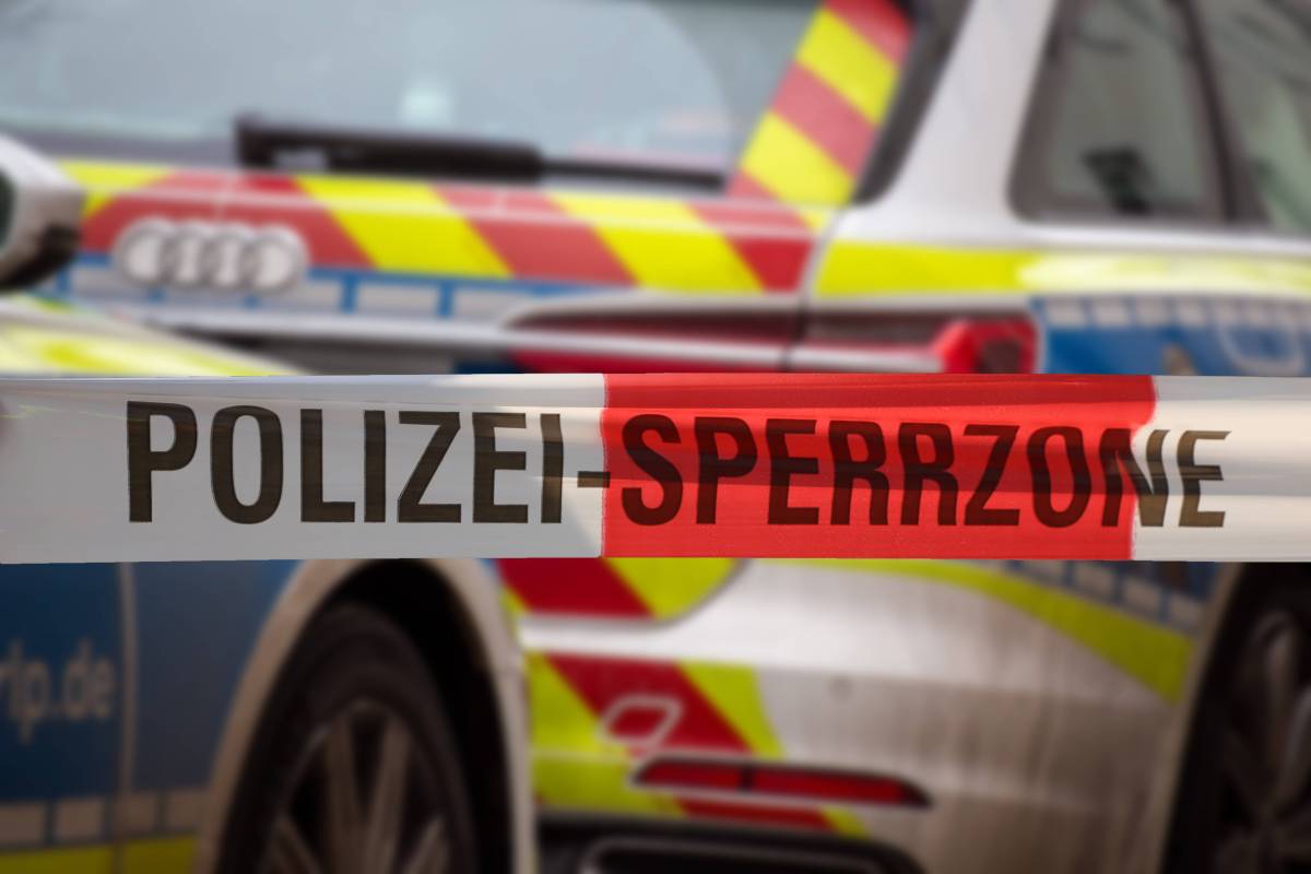 NRW: Ein Polizeiauto hinter einer Absperrung