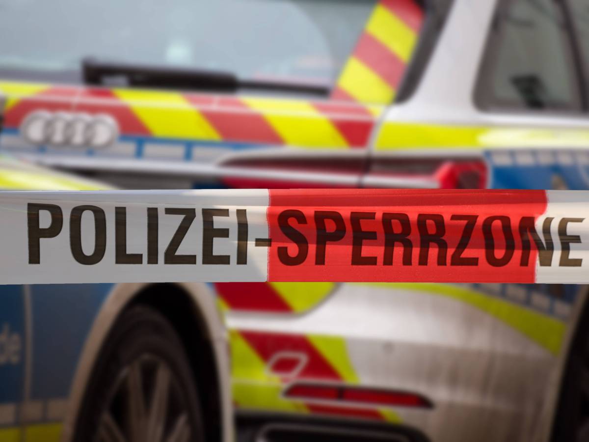 NRW: Ein Polizeiauto hinter einer Absperrung