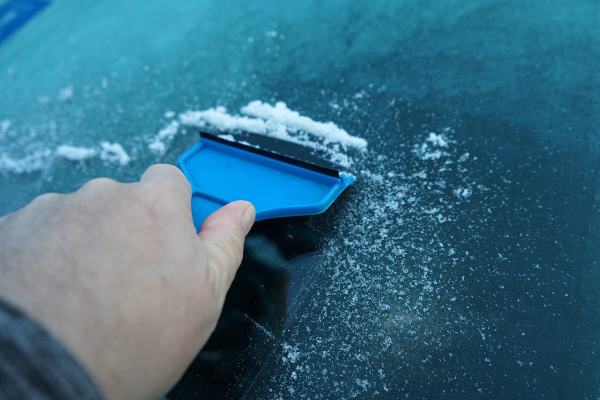 Wetter in NRW Eis auf Autoscheibe und Kratzer