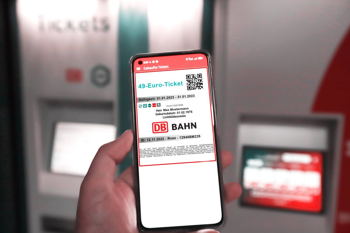 49-Euro-Ticket in NRW VRR VRS Deutsche Bahn App auf Handy