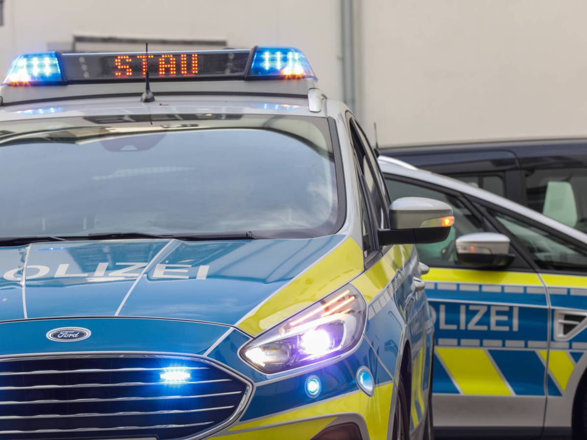 A44 in NRW: Ein Polizeiwagen warnt vor einem Stau