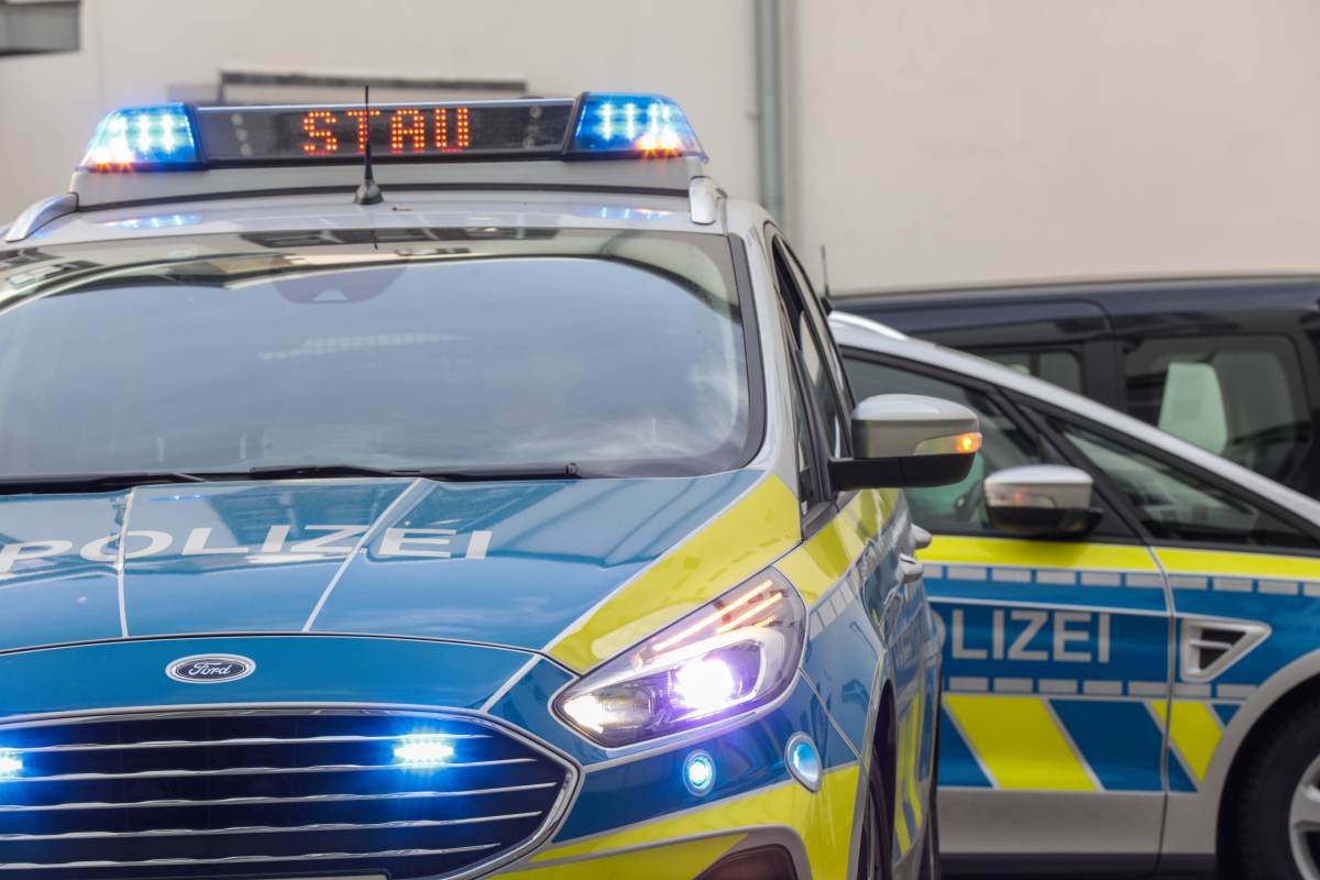 A44 in NRW: Ein Polizeiwagen warnt vor einem Stau