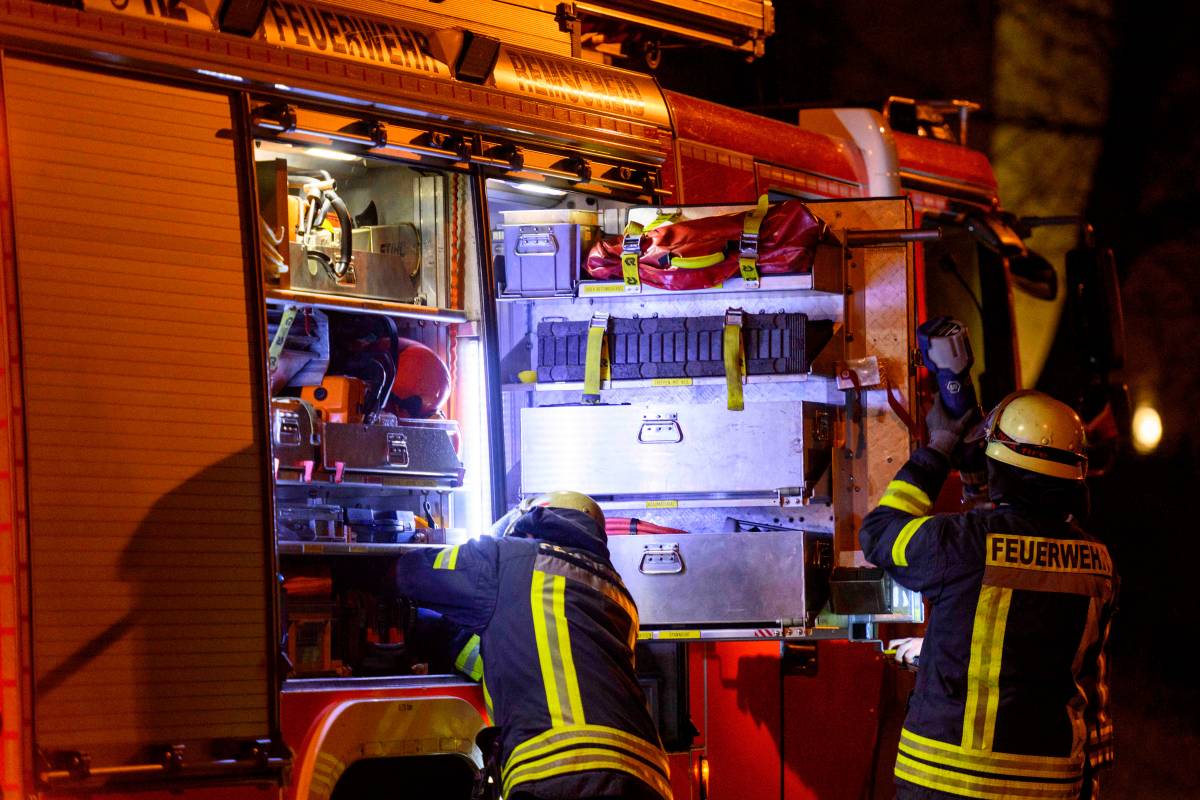 NRW: Feuerwehrleute machen sich zu einem Einsatz bereit