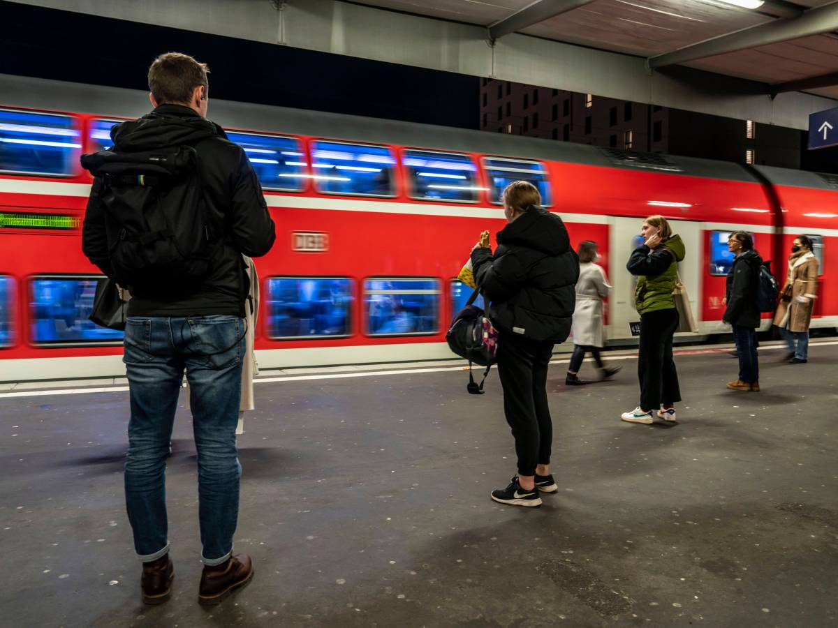 Deutsche Bahn in NRW: Reisende warten auf einen Zug.