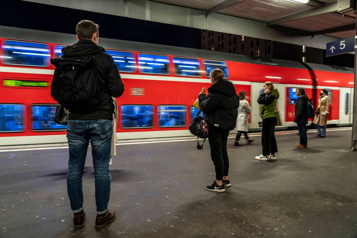 Deutsche Bahn in NRW: Reisende warten auf einen Zug.