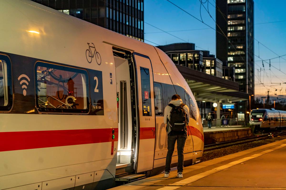 Deutsche Bahn: Reisender steigt in einen ICE