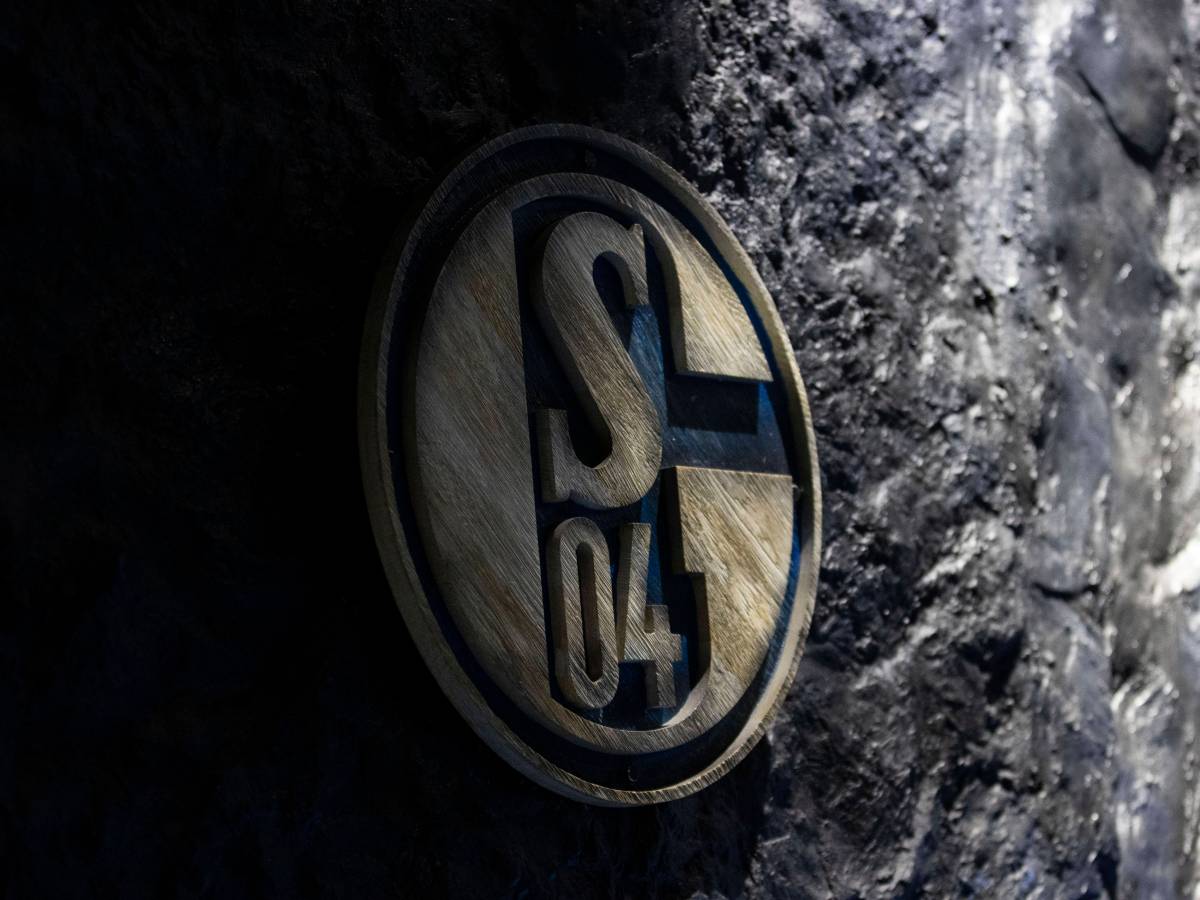Der FC Schalke 04 gibt die Schröder-Trennung bekannt.