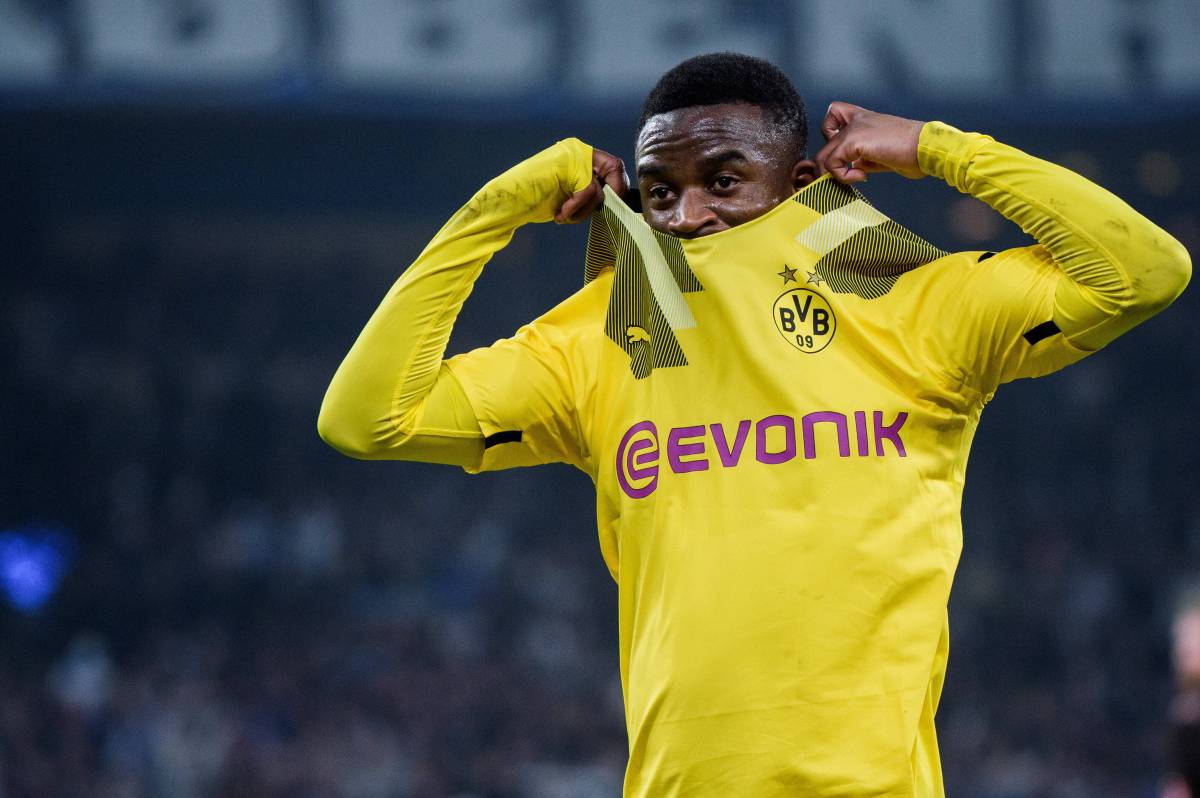 Borussia Dortmund: Moukoko zieht sein Trikot übers Gesicht