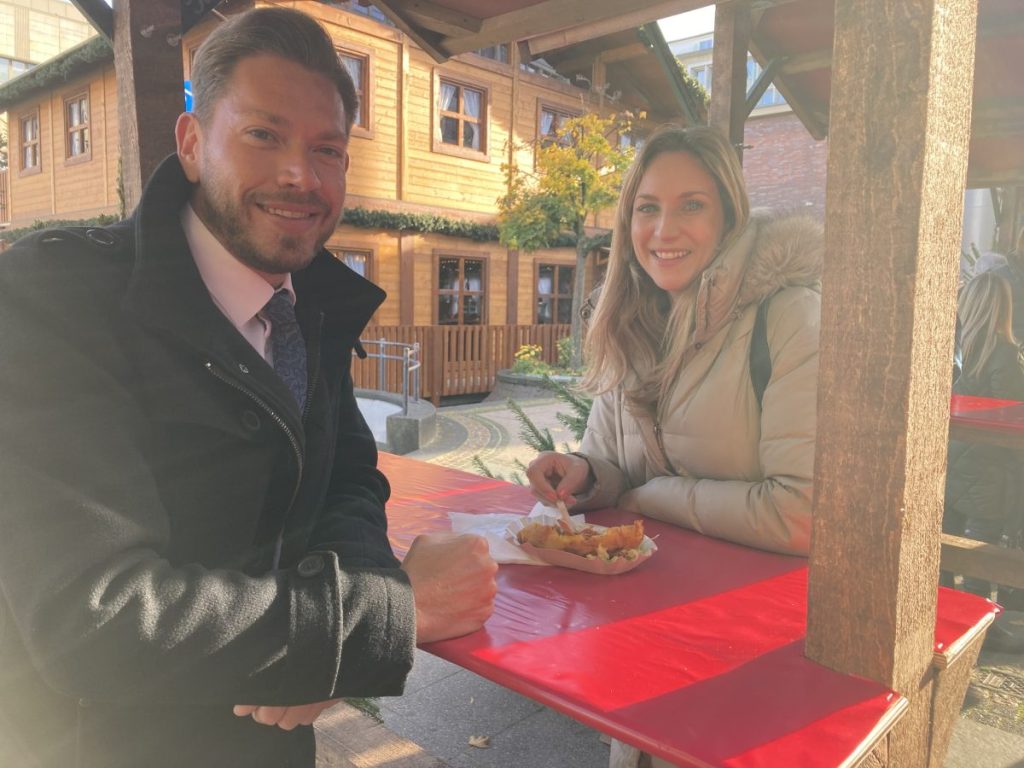 Weihnachtsmarkt Essen: Besucher essen Peru-Kartoffel