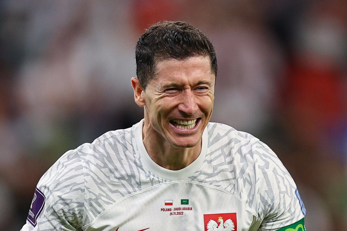 Robert Lewandowski weint nach seinem Tor bei der WM 2022.