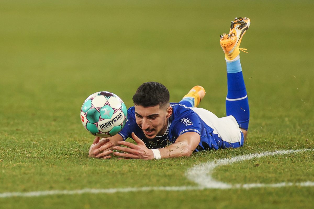 Nassim Boujellab landet bei einem Spiel mit dem FC Schalke 04 auf dem Bauch.