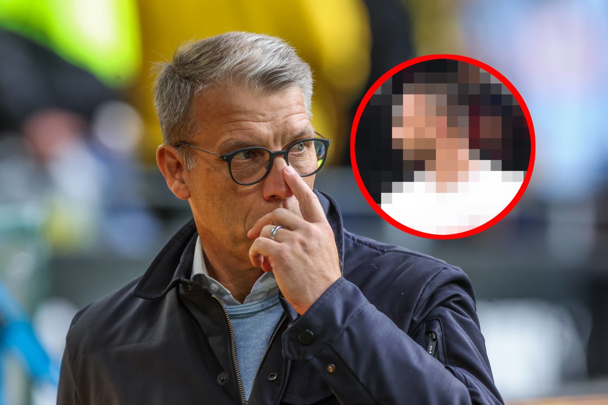 Schalke-Boss Peter Knäbel schaut frustriert auf ein Bild von Serdar Dursun.