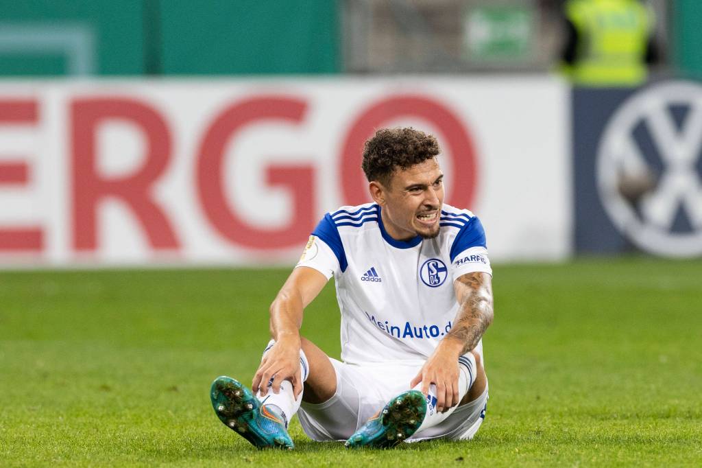 Jordan Larsson sitzt beim FC Schalke 04 auf dem Boden.