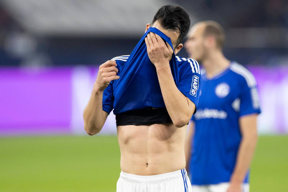 Maya Yoshida zieht sich vor Frust das Trikot des FC Schalke 04 vors Gesicht.