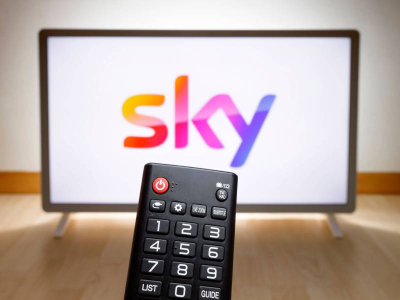 Ein Fernseher zeigt das Logo von Sky.
