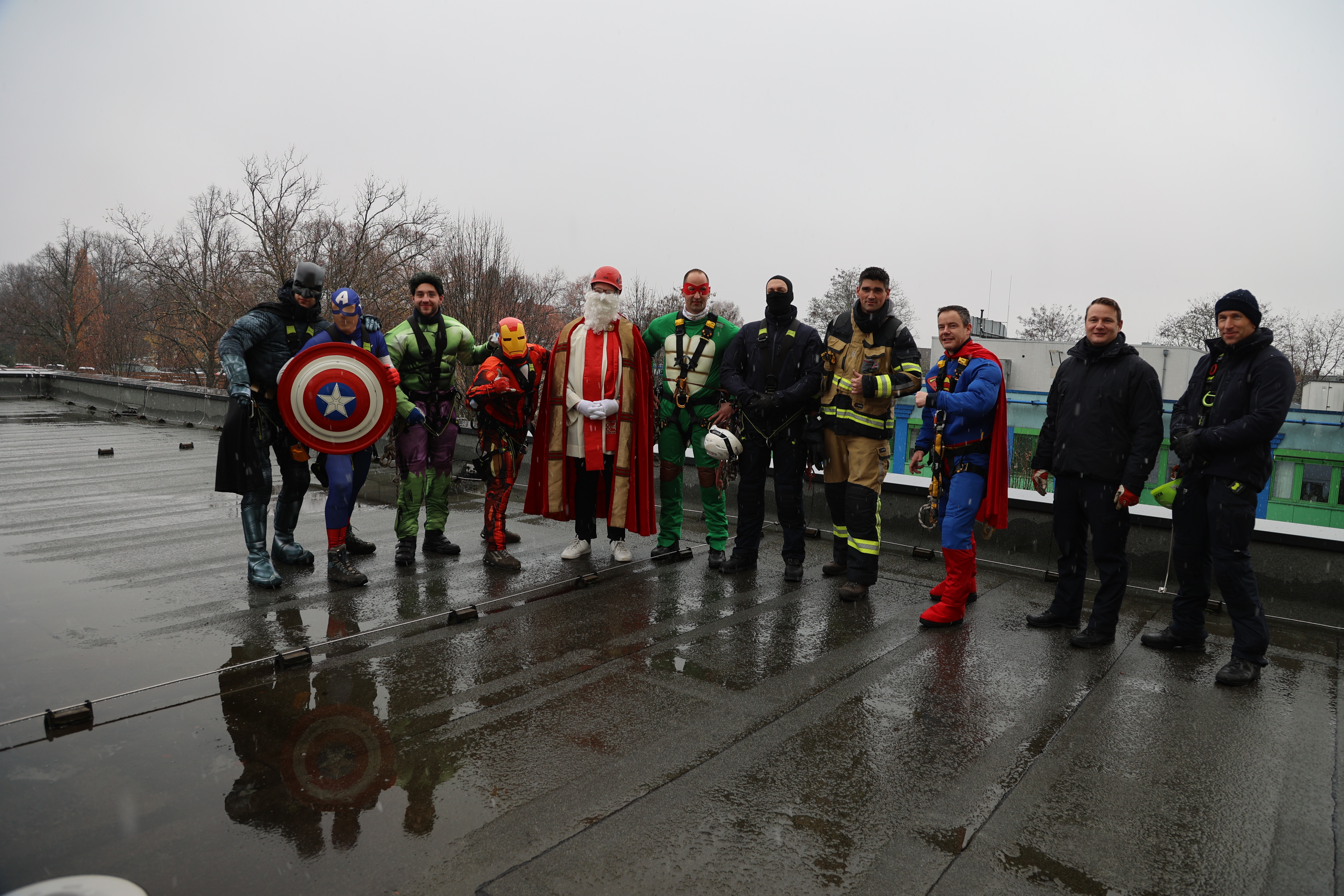Die Superhelden der Feuerwehr bei der Nikolaus-Aktion in Essen.
